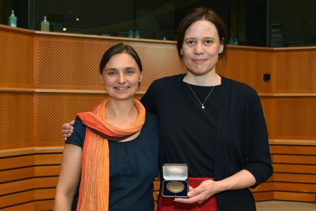 Die Unfairtobacco-Gründerinnen Sonja von Eichborn und Laura Graen mit der Medaille für den World No Tobacco Day Award 2017